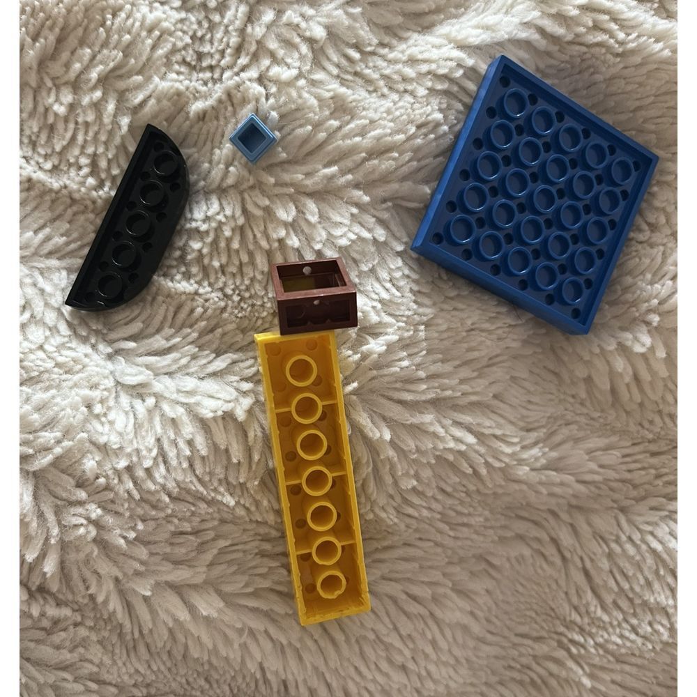 Lot Of 6 LEGO Pieces - Assorted Colors & Sizes - Picture 5 of 6